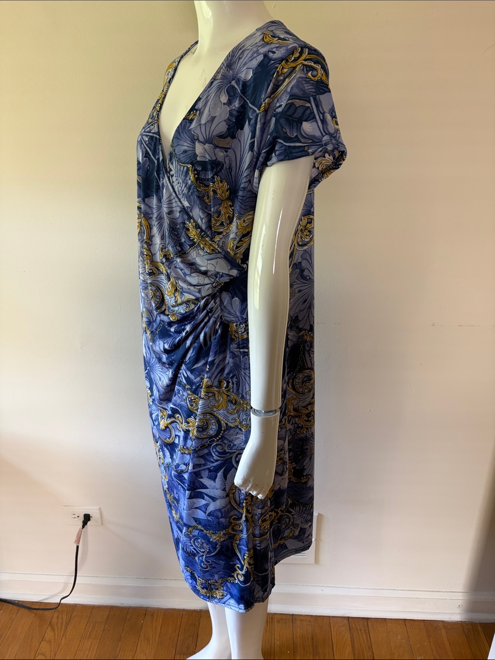 Elegant Blue Floral-Scroll V-Neck Midi Dress - Picture 2 of 7